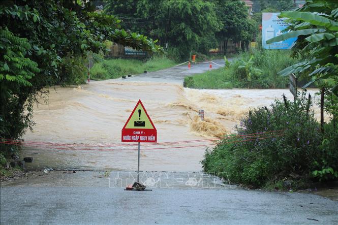 Chính quyền xã Chi Lăng, tỉnh Lạng Sơn lập biển cảnh báo hạn chế người và phương tiện qua lại ngầm tràn. Ảnh: Quang Duy – TTXVN