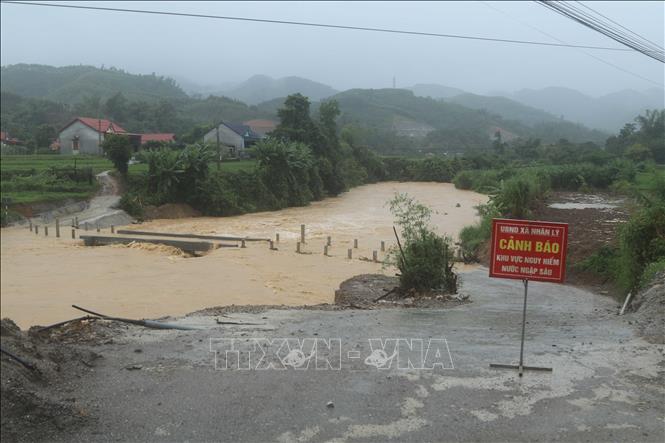 Chính quyền xã Nhân Lý, tỉnh Lạng Sơn lập biển cảnh báo hạn chế người và phương tiện qua lại ngầm tràn. Ảnh: Quang Duy – TTXVN