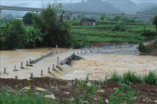 Nước suối dâng cao qua ngầm tràn khu vực xã Nhân Lý, tỉnh Lạng Sơn. Ảnh: Quang Duy – TTXVN