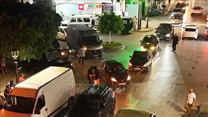 Các lực lượng an ninh Algeria triển khai phương tiện và nhân lực dày đặc tại các nút giao thông trong thành phố. Ảnh: Nguyễn An - PV TTXVN tại Algeria