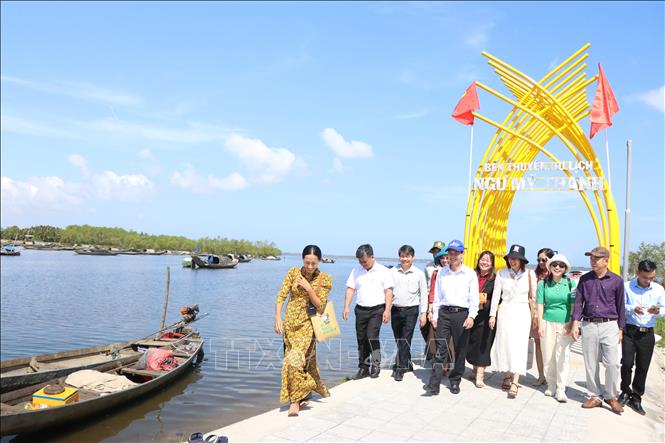 Trong những năm gần đây, lượng khách tìm đến Phá Tam Giang, đặc biệt là Ngư Mỹ Thạnh, có xu hướng tăng. Ảnh: Mai Trang - TTXVN