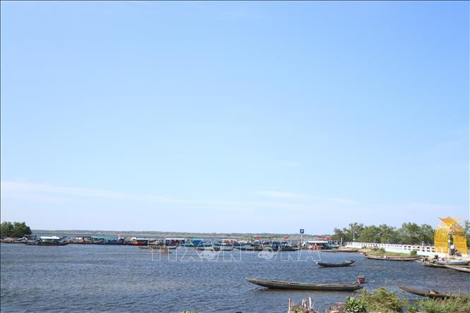Cách trung tâm thành phố Huế khoảng 17 km về phía Bắc, làng Ngư Mỹ Thạnh, xã Đan Điền nằm nép mình bên Phá Tam Giang. Ảhh: Mai Trang - TTXVN