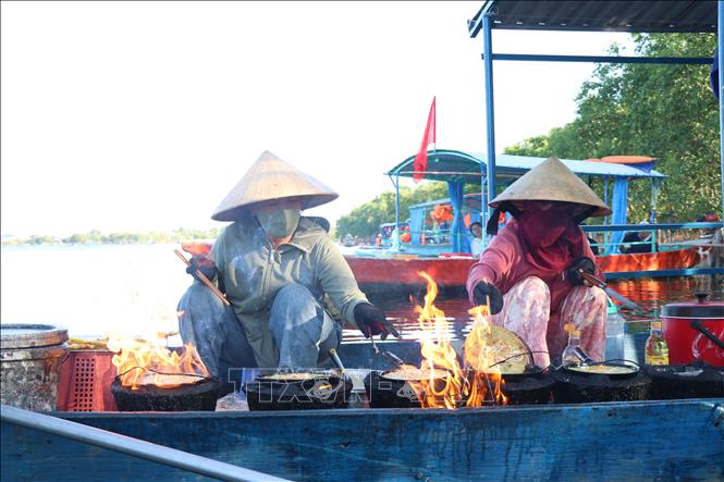 Nét riêng của tour du lịch cộng đồng Ngư Mỹ Thạnh là những trải nghiệm hoàn toàn dựa trên hệ sinh thái tự nhiên, điển hình là những món ăn do chính người dân địa phương chế biến. Ảnh: Mai Trang - TTXVN
