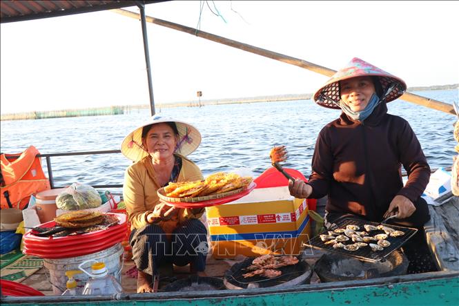 Chính sự thân thiện, mộc mạc của những ngư dân Ngư Mỹ Thạnh là điểm nhấn của tour du lịch cộng đồng nơi đây. Ảnh: Mai Trang - TTXVN