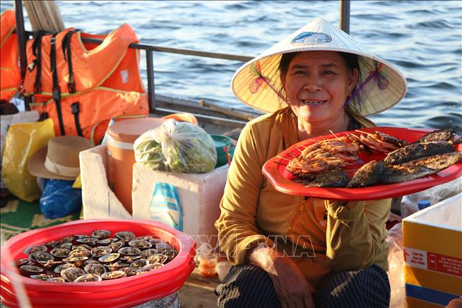 Du khách đến Ngư Mỹ Thạnh có thể thưởng thức các món ăn được khai thác từ hệ sinh thái tự nhiên đa dạng trên phá Tam Giang. Ảnh: Mai Trang - TTXVN