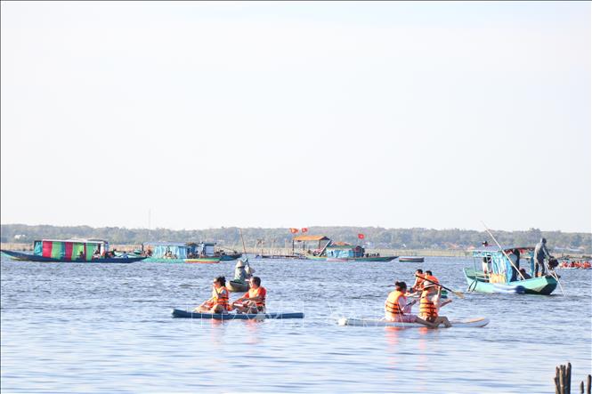 Trải nghiệm chèo SUP trên phá Tam Giang. Ảnh: Mai Trang - TTXVN