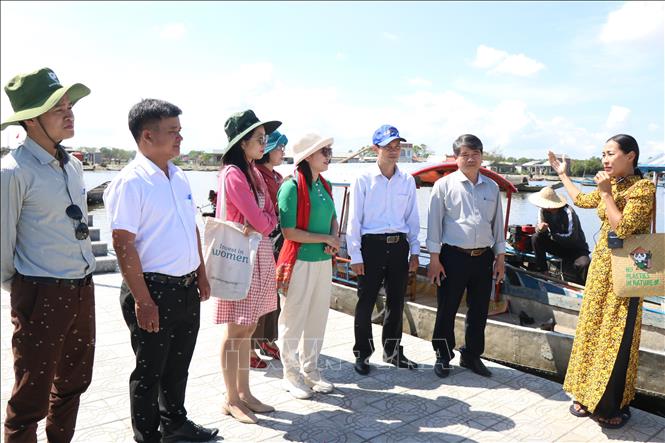 Người dân trở thành hướng dẫn viên kể chuyện về những con người Ngư Mỹ Thạnh sống dựa vào tự nhiên. Ảnh: Mai Trang - TTXVN
