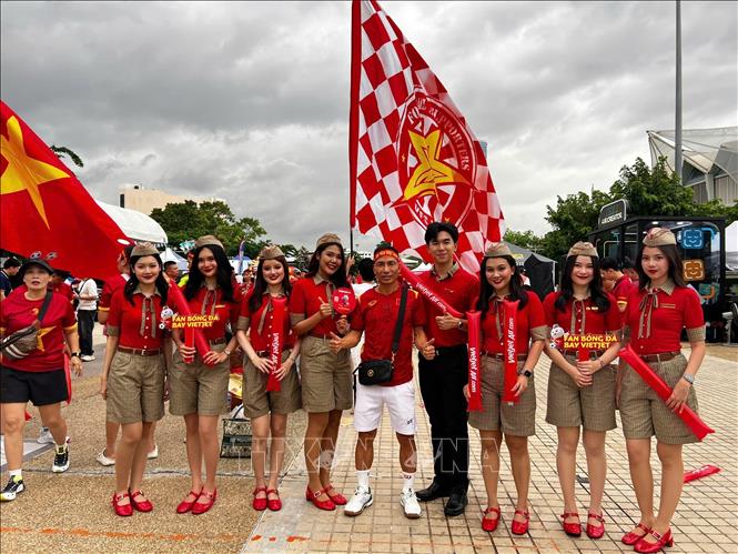 Dàn tiếp viên VietjetAir tới sân cổ vũ các chiến binh áo đỏ sao vàng. Ảnh: Đỗ Sinh - PV TTXVN tại thái Lan