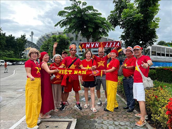 Cổ động viên Việt Nam đến sân cổ vũ cho đội nhà. Ảnh: Đỗ Sinh - PV TTXVN tại thái Lan