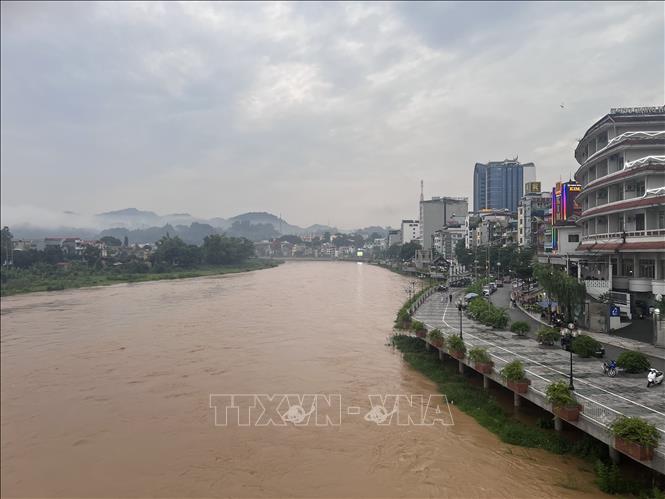 Nước sông Bằng đoạn qua phường Thục Phán đang lên. Ảnh: Chu Hiệu-TTXVN
