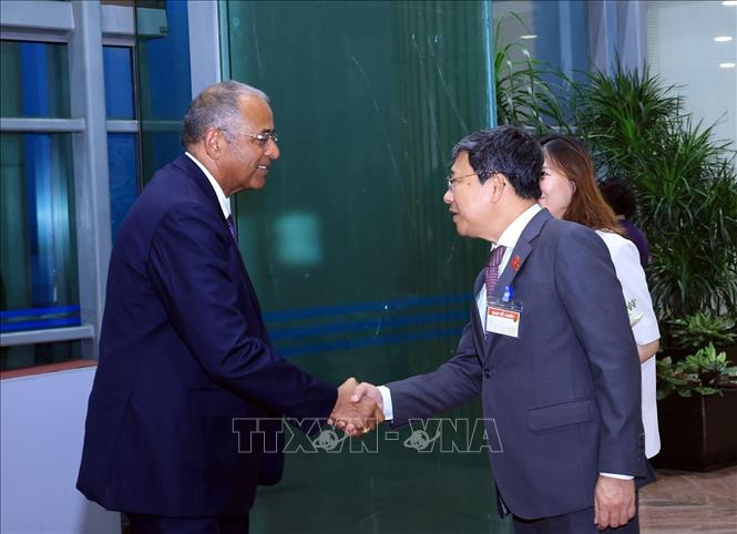 Phó Chủ nhiệm Thường trực Ủy ban Quốc phòng, An ninh và Đối ngoại của Quốc hội Vũ Hải Hà đón Chủ tịch Quốc hội Côte d’Ivoire Patrick Achi tại sân bay quốc tế Nội Bài. Ảnh: Tuấn Anh - TTXVN