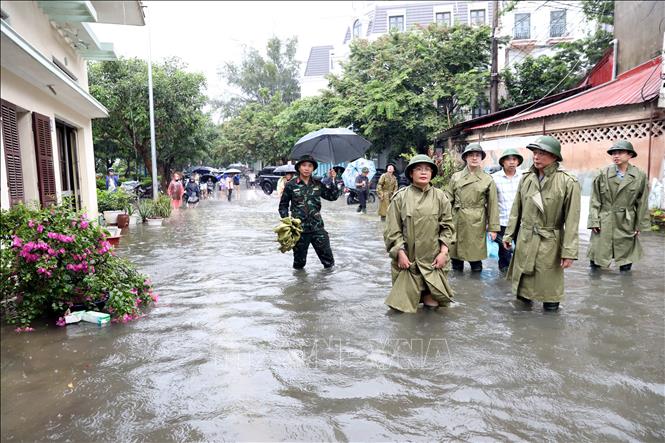 Phó Chủ tịch Thường trực UBND tỉnh Lạng Sơn Đinh Hữu Học cùng đoàn công tác kiểm tra công tác ứng phó với mưa lũ trên địa bàn phường Lương Văn Tri. Ảnh: Văn Đạt - TTXVN