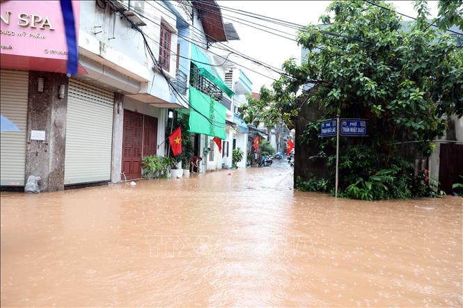 Nước sông Kỳ Cùng dâng cao, nhiều khu vực ven sông, trũng thấp trên địa bàn tỉnh Lạng Sơn bị ngập sâu. Ảnh: Văn Đạt - TTXVN