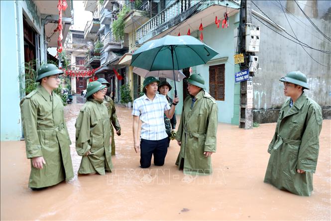 Phó Chủ tịch Thường trực UBND tỉnh Lạng Sơn Đinh Hữu Học cùng đoàn công tác kiểm tra công tác ứng phó với mưa lũ trên địa bàn phường Lương Văn Tri. Ảnh: Văn Đạt - TTXVN