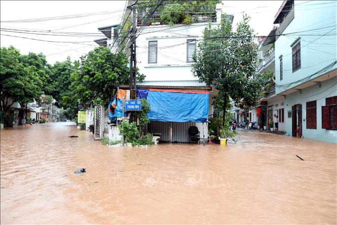 Nhiều nhà dân trên địa bàn phường Lương Văn Tri, tỉnh Lạng Sơn đã bị ngập. Ảnh: Văn Đạt - TTXVN