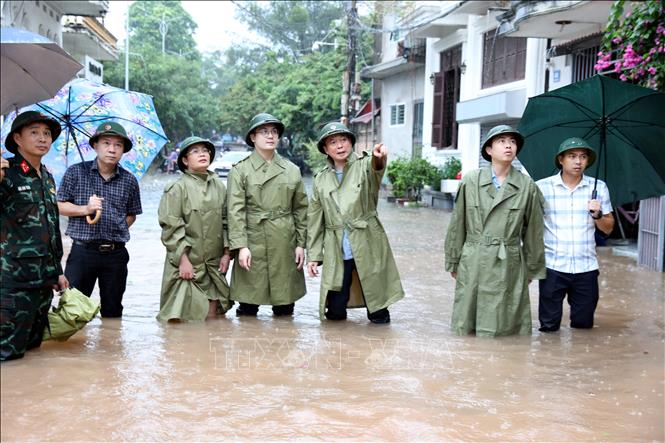 Phó Chủ tịch Thường trực UBND tỉnh Lạng Sơn Đinh Hữu Học cùng đoàn công tác kiểm tra công tác ứng phó với mưa lũ trên địa bàn phường Lương Văn Tri. Ảnh: Văn Đạt - TTXVN