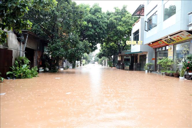 Nước sông Kỳ Cùng dâng cao tràn vào nhà dân ven sông tại phường Lương Văn Tri, tỉnh Lạng Sơn. Ảnh: Văn Đạt - TTXVN