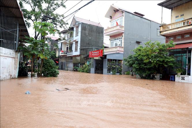 Nhiều nhà dân trên địa bàn phường Lương Văn Tri, tỉnh Lạng Sơn đã bị ngập. Ảnh: Văn Đạt - TTXVN