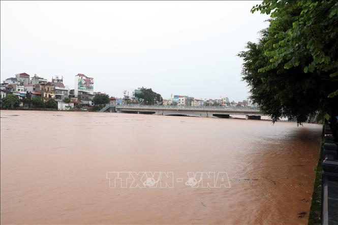 Mực nước sông Kỳ Cùng, tỉnh Lạng Sơn đã gần chạm đỉnh. Ảnh: Văn Đạt - TTXVN