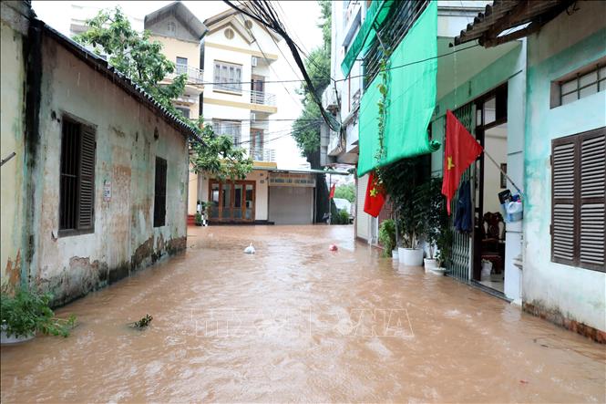 Nước sông Kỳ Cùng dâng cao tràn vào nhà dân ven sông tại phường Lương Văn Tri, tỉnh Lạng Sơn. Ảnh: Văn Đạt - TTXVN