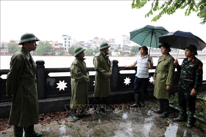 Phó Chủ tịch Thường trực UBND tỉnh Lạng Sơn Đinh Hữu Học cùng đoàn công tác kiểm tra mực nước sông Kỳ Cùng. Ảnh: Văn Đạt - TTXVN