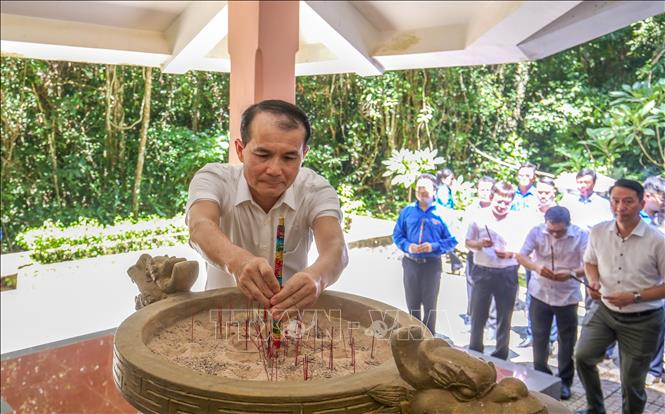 Ông Nguyễn Đức Minh, Phó Bí thư Đảng ủy Văn phòng Chính phủ dâng hương tưởng nhớ, tri ân các anh hùng liệt sĩ tại Căn cứ Chính phủ Cách mạng lâm thời miền Nam Việt Nam. Ảnh: Giang Phương - TTXVN