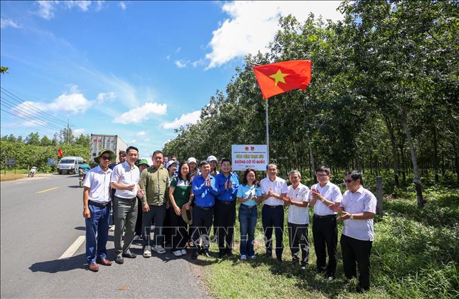 Lễ bàn giao công trình thanh niên “Tuyến đường cờ Tổ quốc” tại ấp Tân Tiến, xã Tân Lập, tỉnh Tây Ninh. Ảnh: Giang Phương - TTXVN