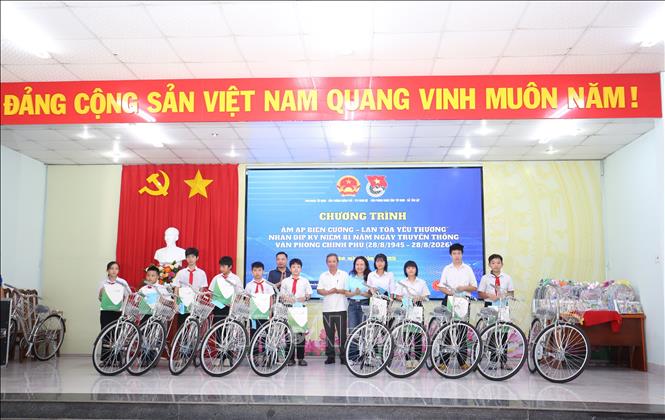 Những chiếc xe đạp mới là món quà thiết thực, động viên tinh thần, giúp các em học sinh có hoàn cảnh khó khăn thêm điều kiện đến trường. Ảnh: Giang Phương - TTXVN