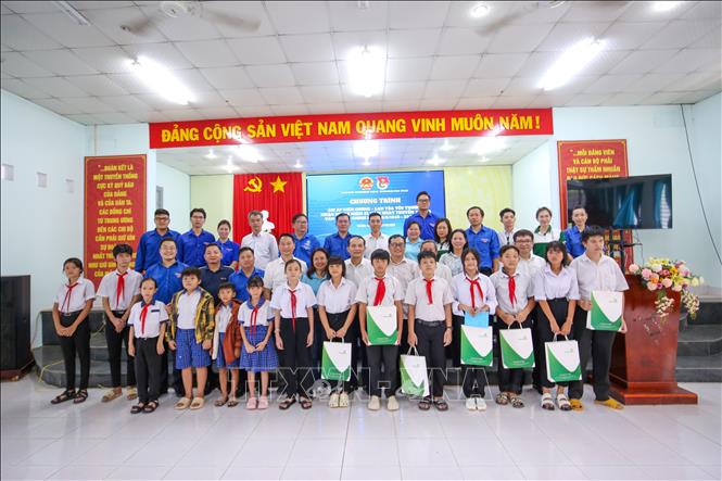 Những phần quà, đồ dùng học tập thiết thực góp phần động viên các em học sinh nỗ lực vươn lên trong học tập. Ảnh: Giang Phương - TTXVN