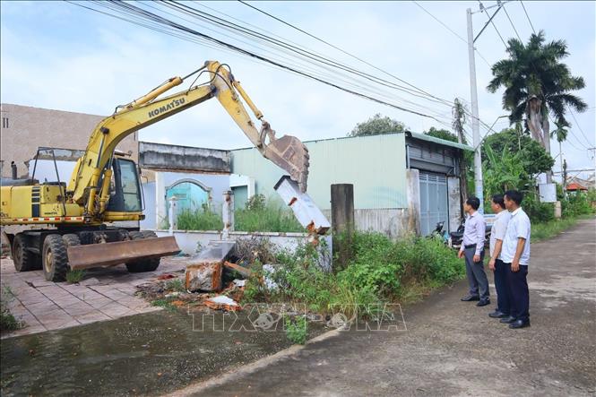 Phó Chủ tịch UBND phường Bình Phước Đào Đình Chí kiểm tra công tác giải phóng mặt bằng dự án cao tốc Bắc – Nam, phía Tây đoạn Gia Nghĩa – Chơn Thành đoạn qua phường Bình Phước. Ảnh: Nhật Bình – TTXVN. 