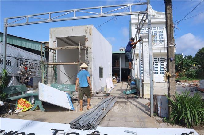 Người dân tháo dỡ công trình nhà ở để bàn giao mặt bằng phục vụ dự án cao tốc Bắc – Nam, phía Tây đoạn Gia Nghĩa – Chơn Thành đoạn qua phường Bình Phước. Ảnh: Nhật Bình – TTXVN. 
