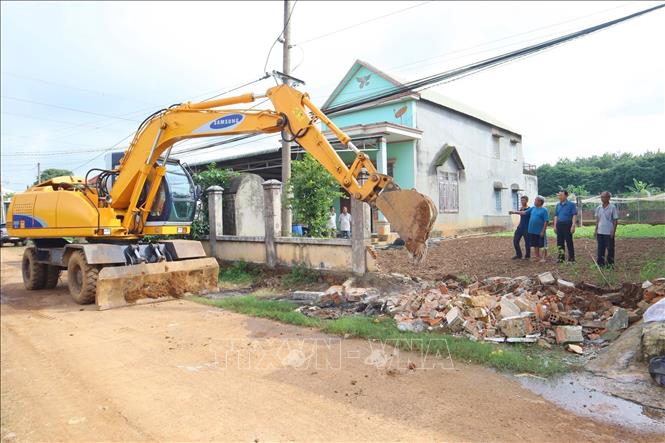 Chủ tịch UBND phường Bình Phước Ngô Hồng Khang kiểm tra công tác giải phóng mặt bằng dự án mở rộng các tuyến đường giao thông trên địa bàn. Ảnh: Nhật Bình – TTXVN. 