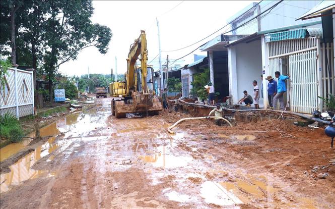 Dự án mở rộng các tuyến đường giao thông trên địa bàn phường Bình Phước đang được triển khai thi công sau khi người dân hiến đất, bàn giao mặt bằng. Ảnh: Nhật Bình – TTXVN