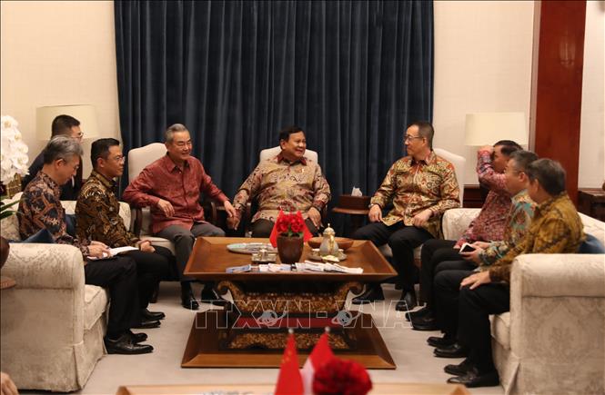 Tổng thống Indonesia Prabowo Subianto (giữa) tiếp Bộ trưởng Ngoại giao Trung Quốc Vương Nghị (giữa, trái) cùng Bộ trưởng Quốc phòng Đổng Quân (giữa, phải) tại Jakarta, ngày 21/8/2026. Ảnh: THX/TTXVN phát