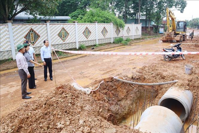Bí thư Đảng ủy phường Bình Phước Giang Thị Phương Hạnh kiểm tra công tác giải phóng mặt bằng và thi công dự án mở rộng các tuyến đường giao thông trên địa bàn phường. Ảnh: Nhật Bình – TTXVN. 