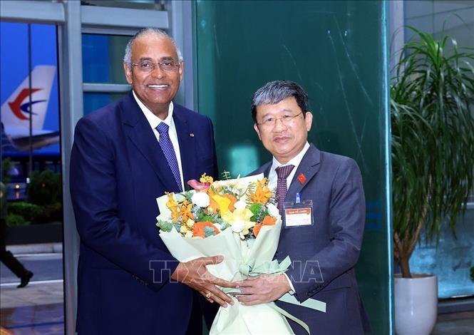 Phó Chủ nhiệm Thường trực Ủy ban Quốc phòng, An ninh và Đối ngoại của Quốc hội Vũ Hải Hà đón Chủ tịch Quốc hội Côte d’Ivoire Patrick Achi tại sân bay quốc tế Nội Bài. Ảnh: Tuấn Anh - TTXVN