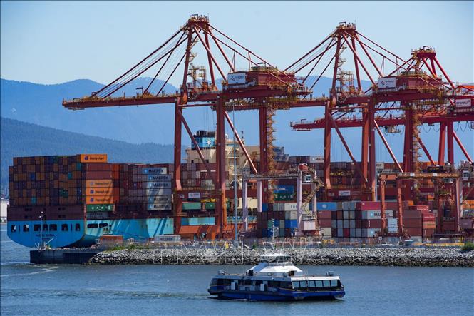 Container hàng hóa được xếp tại khu vực cảng Centerm ở Vancouver, Canada. Ảnh: THX/TTXVN phát