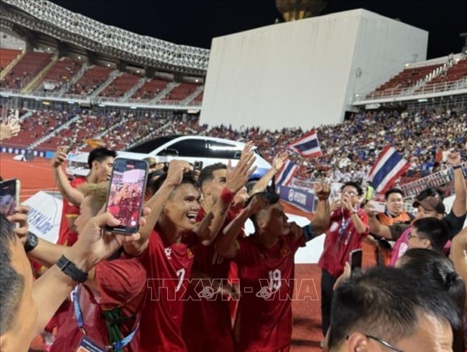 Niềm vui của các cầu thủ Việt Nam sau khi dẫn trước Thái Lan 2-0. Ảnh: Phạm Hải - PV TTXVN tại thái Lan

