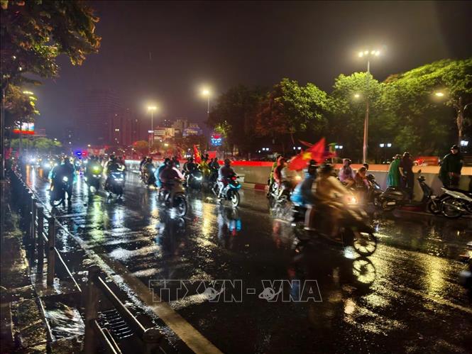 Cơn mưa xuyên suốt cả ngày không ngăn được niềm vui của người hâm mộ Thủ đô. Ảnh: Minh Quyết - TTXVN
