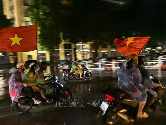 Cơn mưa xuyên suốt cả ngày không ngăn được niềm vui của người hâm mộ Thủ đô. Ảnh: An Đăng - TTXVN