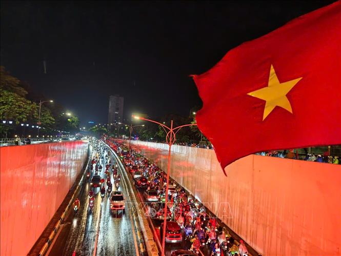 Dù trời đang mưa, hàng nghìn cổ động viên đổ ra đường ăn mừng chiến thắng của đội nhà trước Thái Lan. Ảnh: Minh Quyết - TTXVN