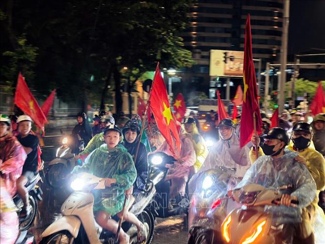 Dù trời đang mưa, hàng nghìn cổ động viên đổ ra đường ăn mừng chiến thắng của đội nhà trước Thái Lan. Ảnh: Minh Quyết - TTXVN
