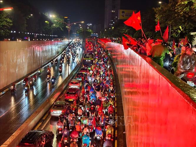 Dù trời đang mưa, hàng nghìn cổ động viên đổ ra đường ăn mừng chiến thắng của đội nhà trước Thái Lan. Ảnh: Minh Quyết - TTXVN