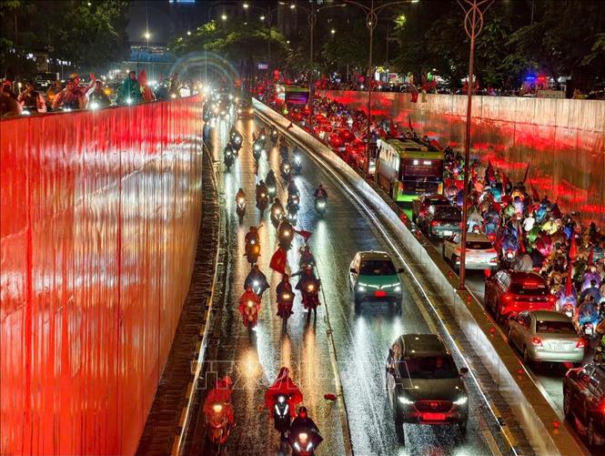 Dù trời đang mưa, hàng nghìn cổ động viên đổ ra đường ăn mừng chiến thắng của đội nhà trước Thái Lan. Ảnh: Minh Quyết - TTXVN