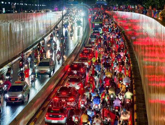 Dù trời đang mưa, hàng nghìn cổ động viên đổ ra đường ăn mừng chiến thắng của đội nhà trước Thái Lan. Ảnh: Minh Quyết - TTXVN