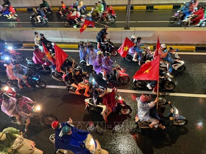 Người hâm mộ Thủ đô ăn mừng chiến thắng của đội tuyển Việt Nam. Ảnh: An Đăng - TTXVN