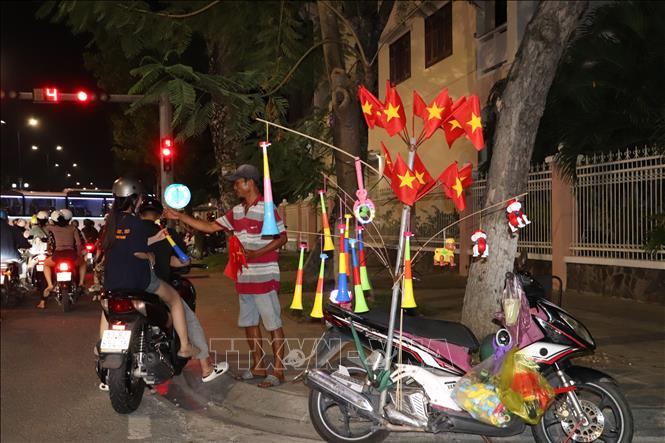 Người dân Mỹ Tho mua thêm kèn để tăng không khí sôi động mừng chiến thắng của bóng đá Việt Nam. Ảnh: Hồng Nhung - TTXVN