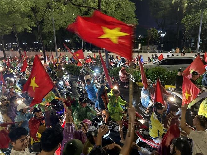 Người hâm mộ Thủ đô ăn mừng chiến thắng của đội tuyển Việt Nam. Ảnh: An Đăng - TTXVN