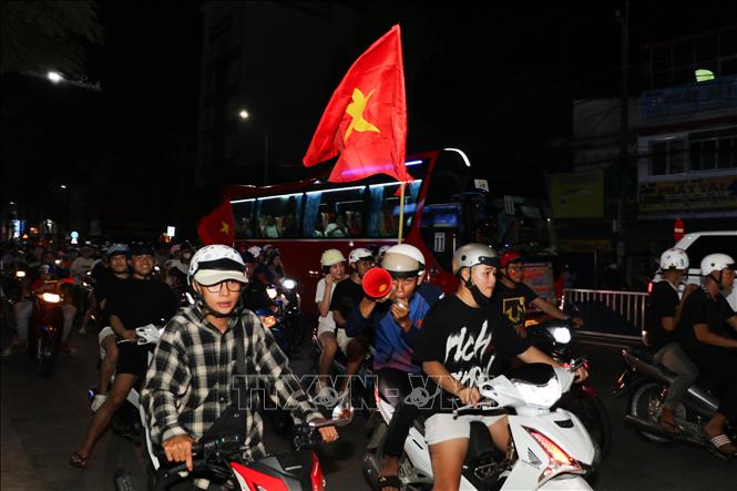 Cổ động viên xuống đường ăn mừng chiến thắng sau khi trận đấu kết thúc. Ảnh: Hồng Thái - TTXVN