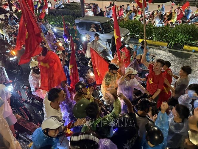 Niềm vui của người hâm mộ Thủ đô. Ảnh: Minh Quyết - TTXVN